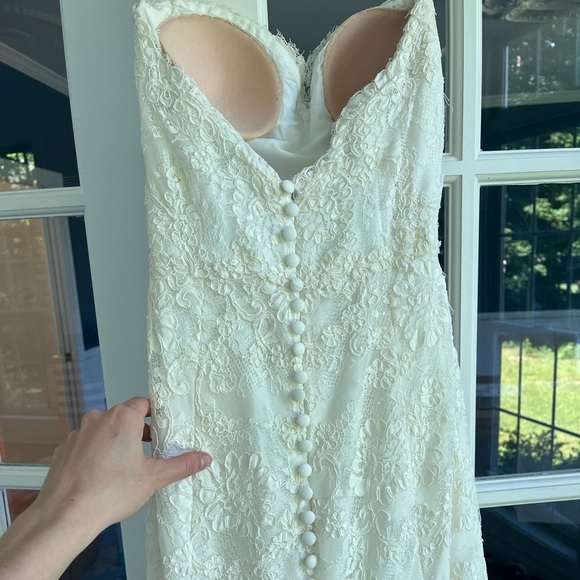 Never Worn Monique Lhuillier Wedding Gown - Picture 6 of 14